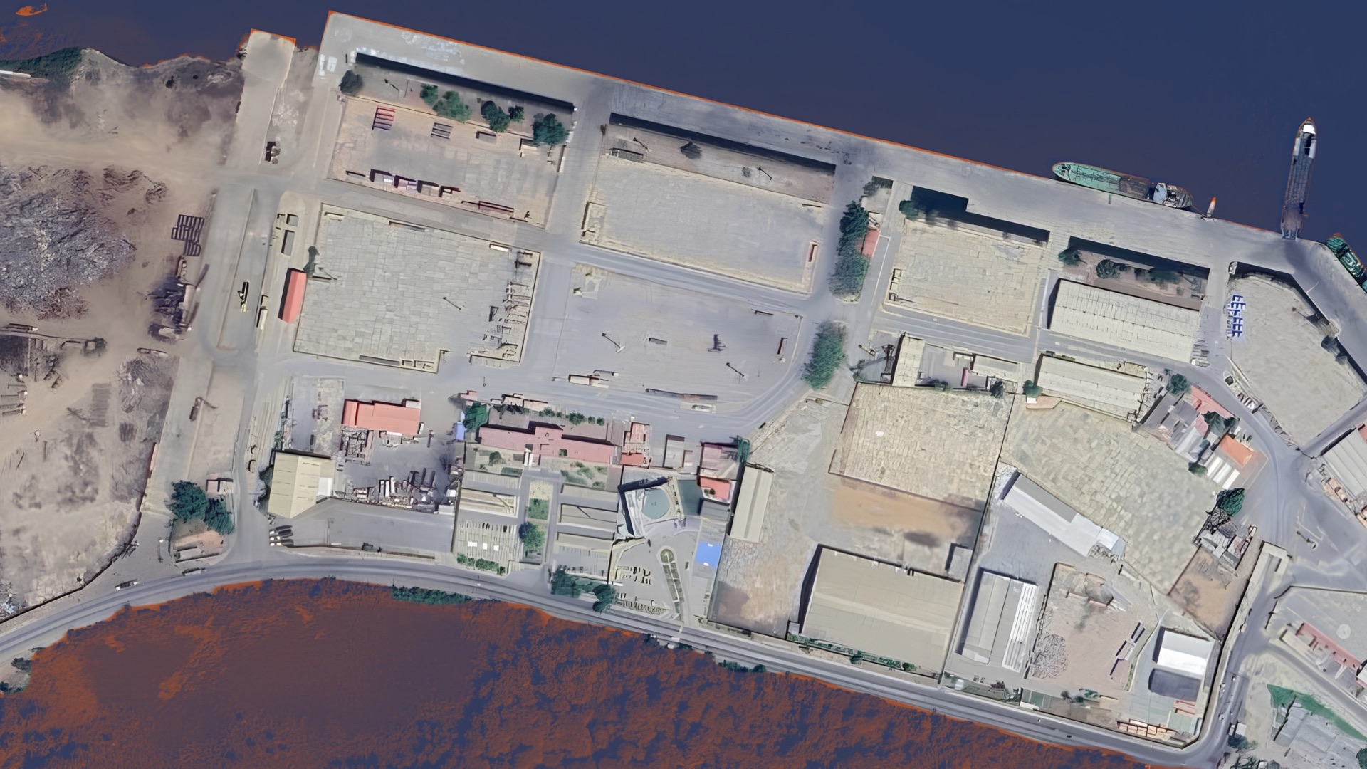 Vista aérea de las instalaciones y patios del puerto